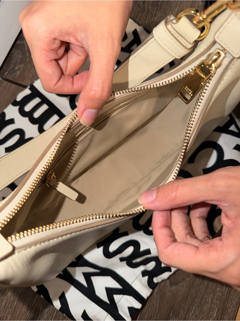 Marc Jacobs Cream Leather Hobo Shoulder Bag with Gold Hardware - Picture 4 of 4